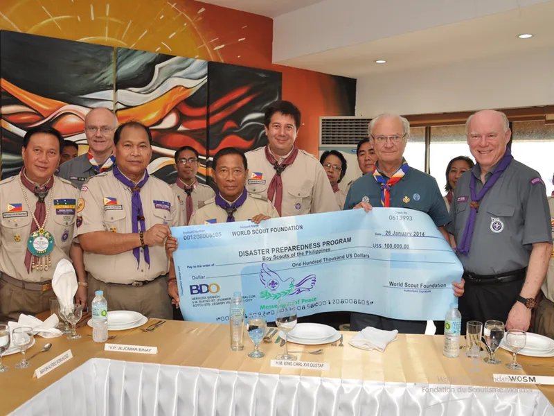 Handing over the check for the MOP project in disaster preparedness