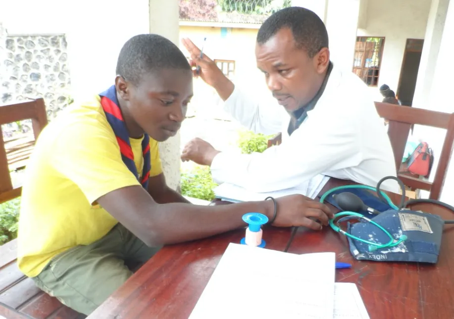 Scouts of the Democratic Republic of Congo donating blood