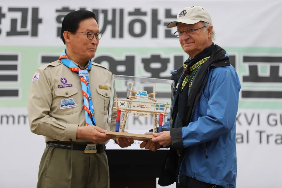 Dr Hahm, President of Korea Scout Association presents HM The King of Sweden with a symbollic gift